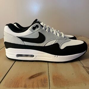 Nike Air Max 1 Mens 8.5 Panda Oreo Black White FD9082 107 Sneakers Casual Rare
